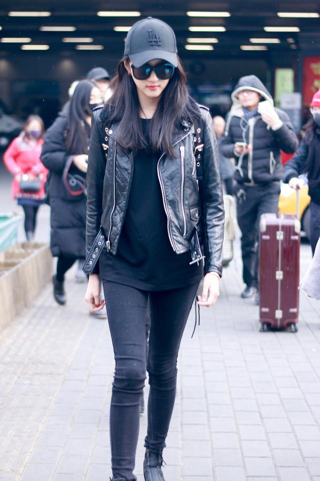 关晓彤化身酷girl,皮衣穿搭气场十足
