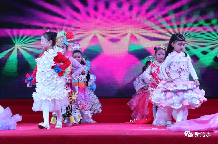 龙凤幼儿园大四班玩转纸杯时装秀表演67