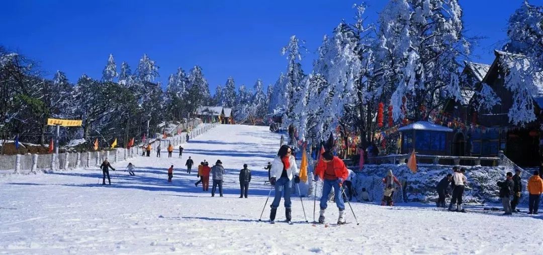 每年冬季,峨眉山都会举办冰雪温泉节,开设滑雪场和玩雪主题乐园,让