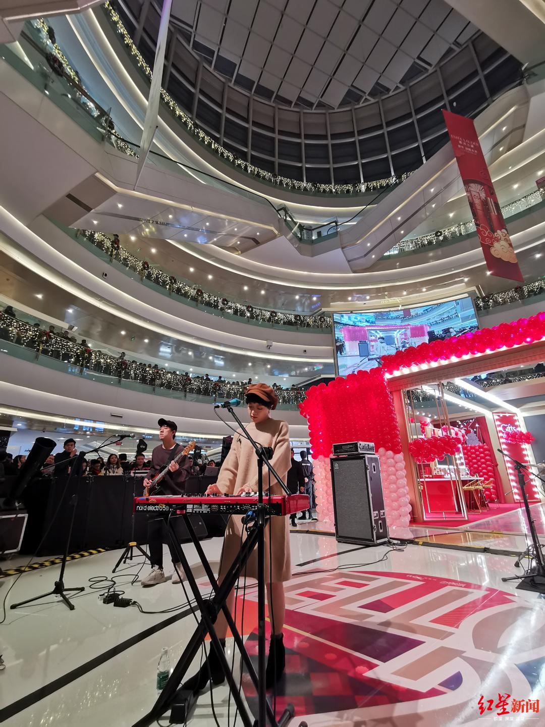 燃爆!皇后皮箱乐队跨年夜空降成都,4首歌嗨进2020