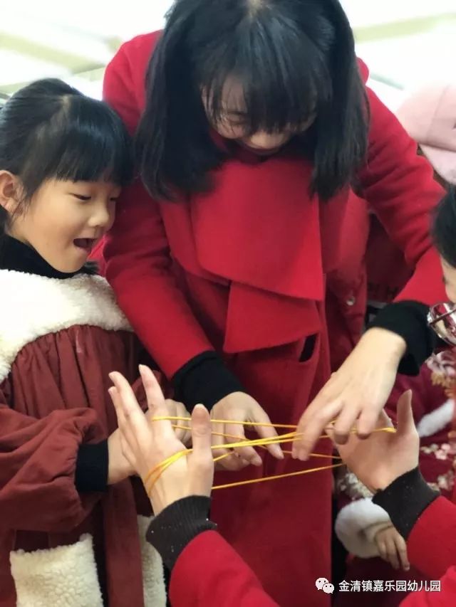 翻~翻~翻花绳,再翻"面条"一根根.