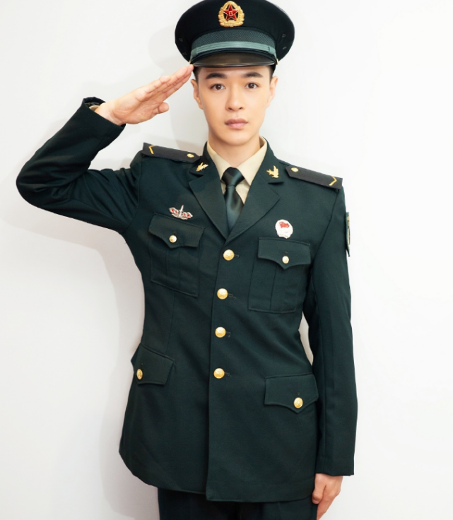 如今穿上军装后,帅的像个王子!