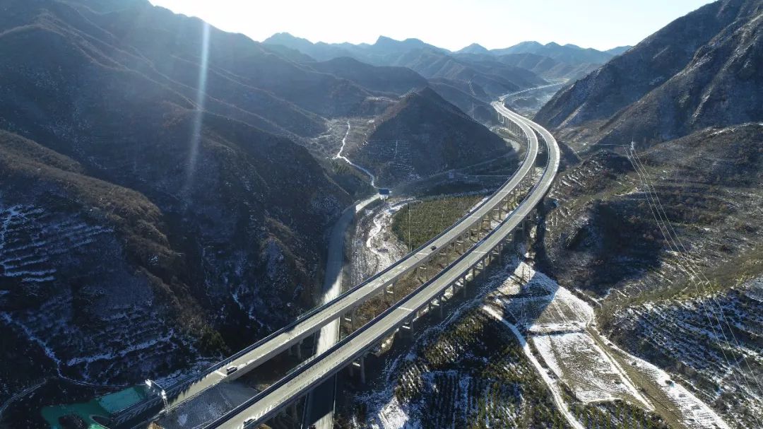 主线段起自张家口市怀来县京冀交界处,与延崇高速北京段顺接,止于崇礼