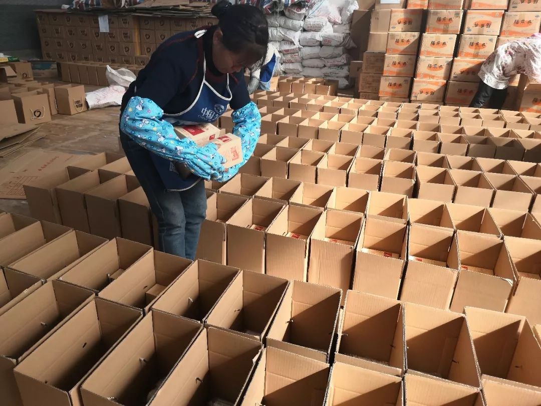 电商中大助力凤庆加油消费扶贫产品打包进行中