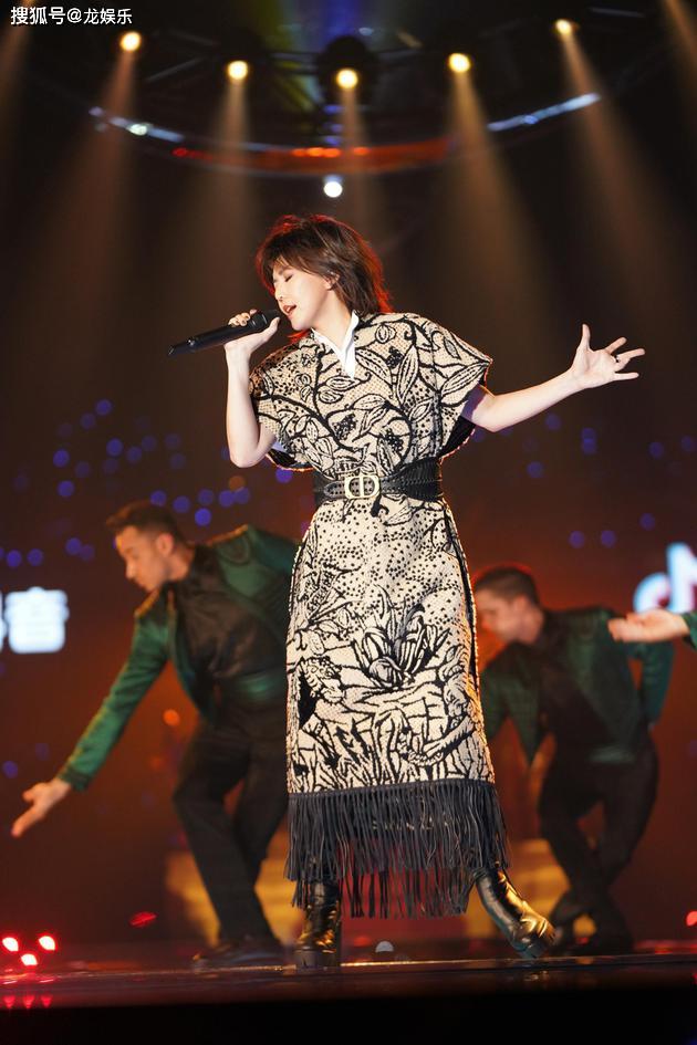 跨年演唱会tfboys肖战王一博顶流较量假唱车祸热搜不断 - 杨紫假唱