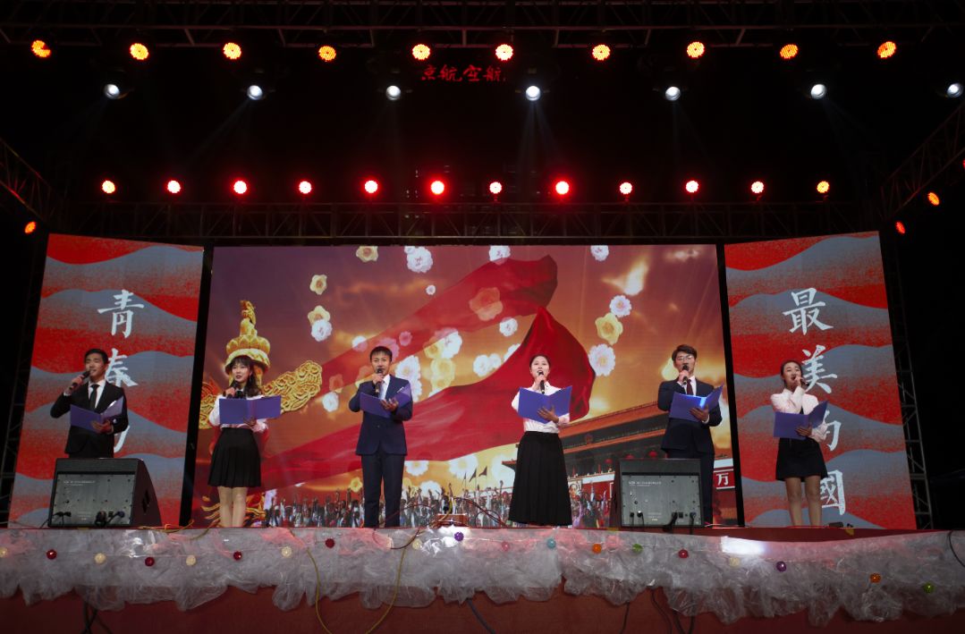 在寒冷的夜晚送来了深入心灵的温暖感情饱满的诗朗诵如阵阵暖流引得