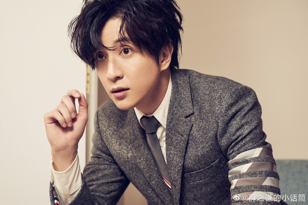 薛之谦的小话筒分享跨年夜造型大片 谦虚&之乎cp上线