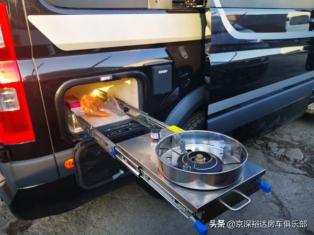 底盤靜音發電機,可一鍵啟動,基本解決了房車戶外用電難題車尾部帶有2