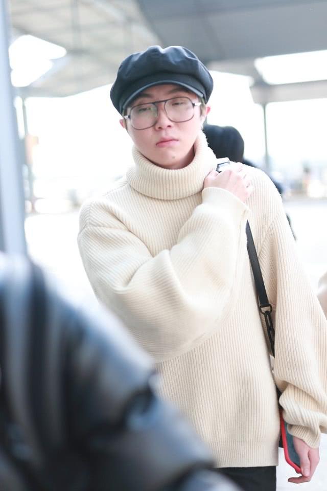 原创毛不易白色毛衣走机场奶奶风造型清新低调身材清瘦认不出