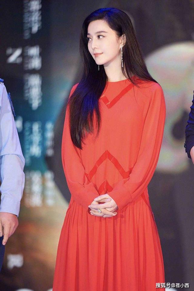 范冰冰穿得简单点更美,穿红色连衣裙配长发亮相,美得清新脱俗!