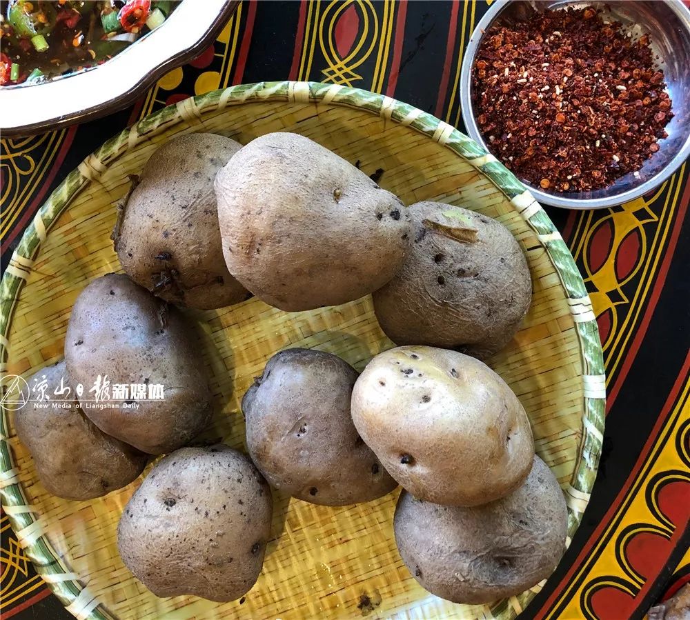 油炸,火烧,炭烤……盘点大凉山洋芋的那些花样吃法