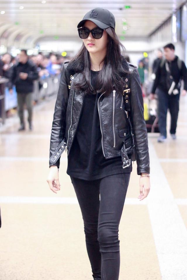 关晓彤化身酷girl皮衣穿搭气场十足