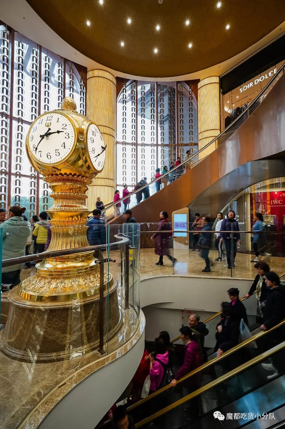 还原纽约中央火车站的四面钟 ■  海洋水族馆 首家百货海洋水族馆