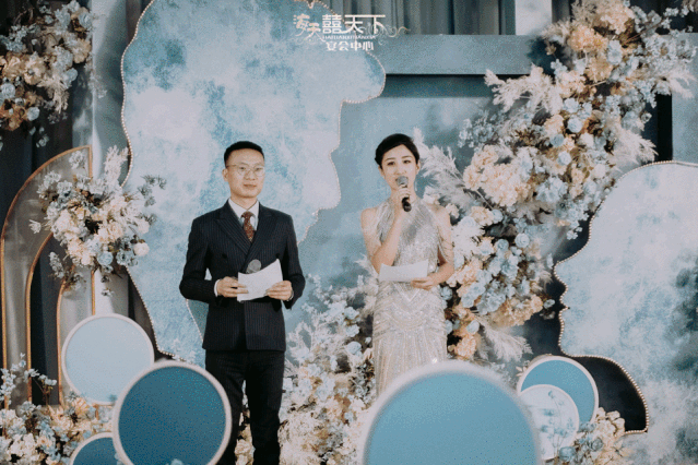 现场签单"囍天下婚礼套系"的新人 妥妥的收获满满,大礼丰厚 主持人