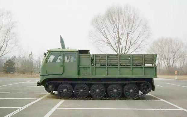 ("五对负重轮"的60式中型履带式牵引车)