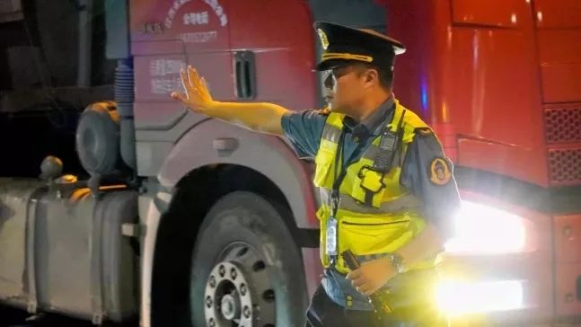 12月16日起，全国高速严格执行“超限禁行”，吊车跟着遭殃。你的吊车还能上高速吗？
