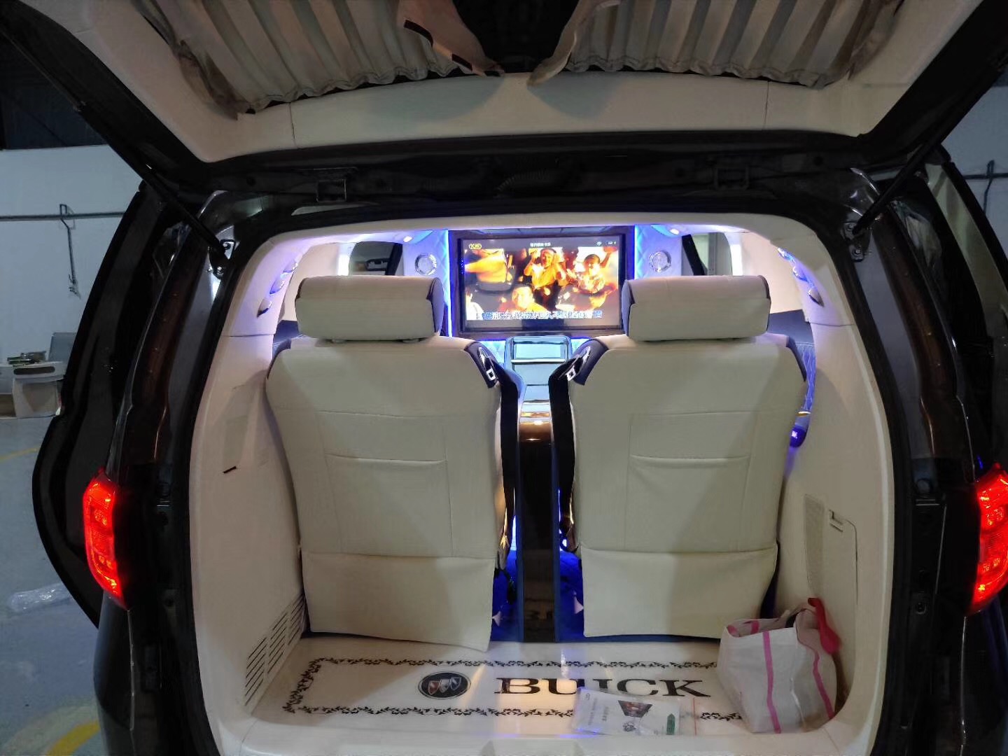 别克gl8全隔断内饰 非凡匠人定制商务头等舱