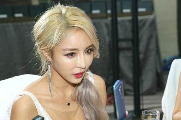 被曝逼宫原配,最终缺席k杯解说,事态严重后改口自己被蒙在鼓里_李芳艺