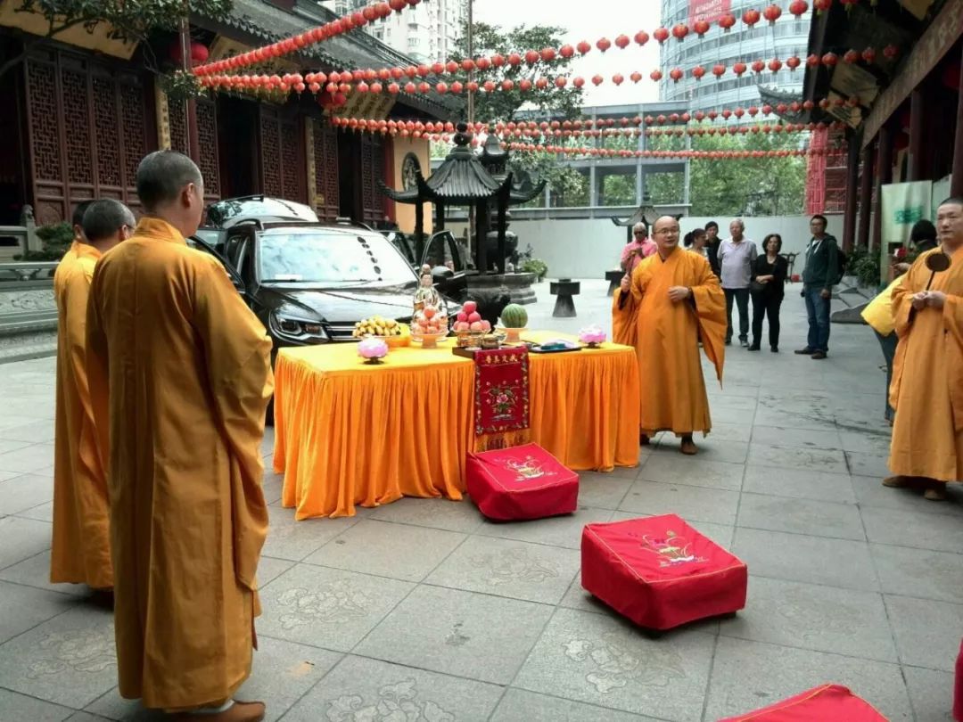 系红绳杀鸡祭车开光做法喜提新车后的那些奇葩习俗