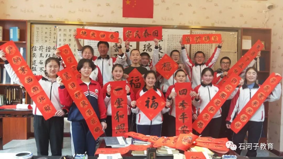 一联联俊逸的书法,一幅幅火红的春联和孩子们一张张幸福的笑脸送来了