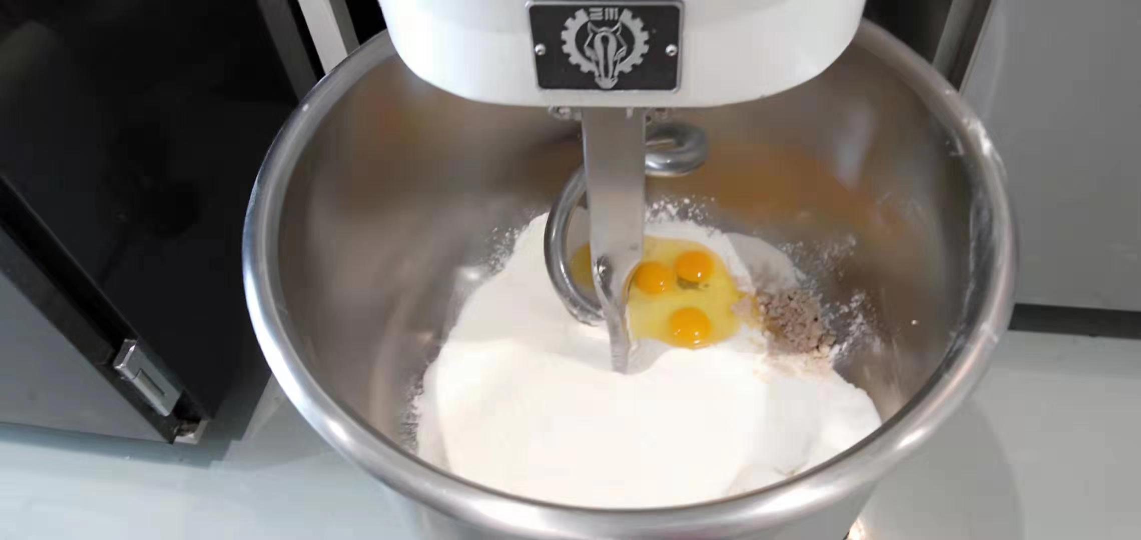 中粮金焙面包粉1#,鲜酵母,食盐,细砂糖,奶粉,麦芽精,鸡蛋,水放入