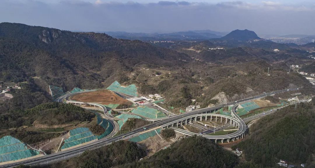 新昌南互通是常台高速公路新增互通口,位于城南乡俞家央村,距离新昌