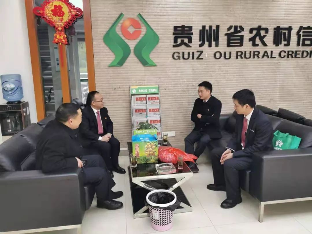 图为:韩敬波慰问基层网点员工图为:潘仕凯带队慰问基层网点员工关怀暖