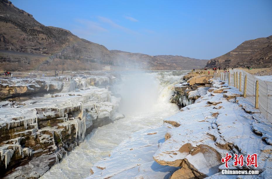 黄河壶口瀑布出现冰挂景观