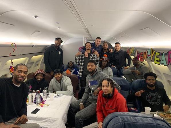 快船和湖人飞机上拍全家福,从站位看地位,你更喜欢哪支球队