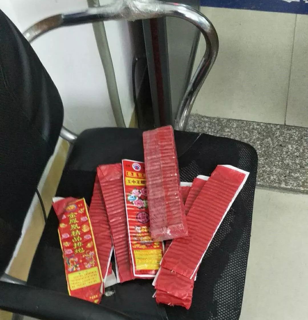 时发现该店店主 涉嫌非法买卖危险物质,现场缴获两串金凤凰精品排炮