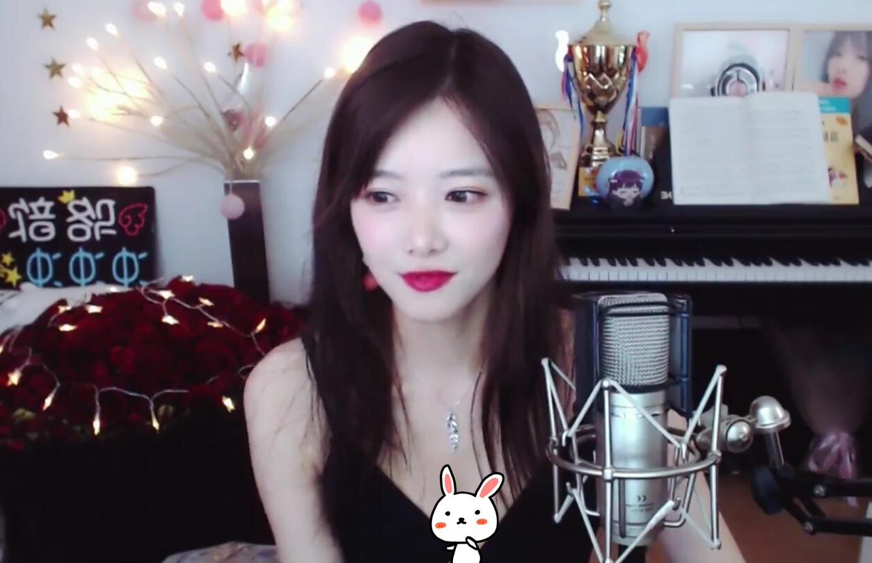 lol骆歆直播大放福利引来超管警告还被私信把衣服提一下