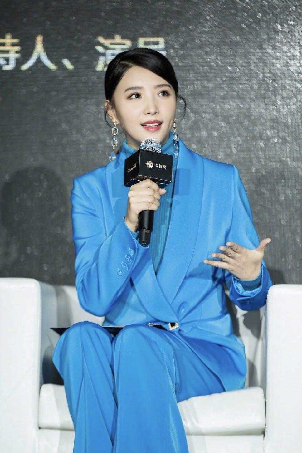 原创张杨果而身穿一身蓝色西服现身活动,高贵优雅大气,扎马尾辫显嫩