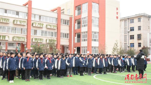 渭南高新区高新小学举办“庆2020元旦迎新年”师生拔河比赛活动(图2)