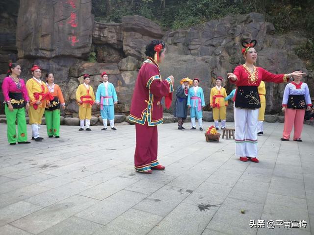 对山歌在大鹏镇石门村拍摄108斤大年粽制作过程平南的拍摄地点选在