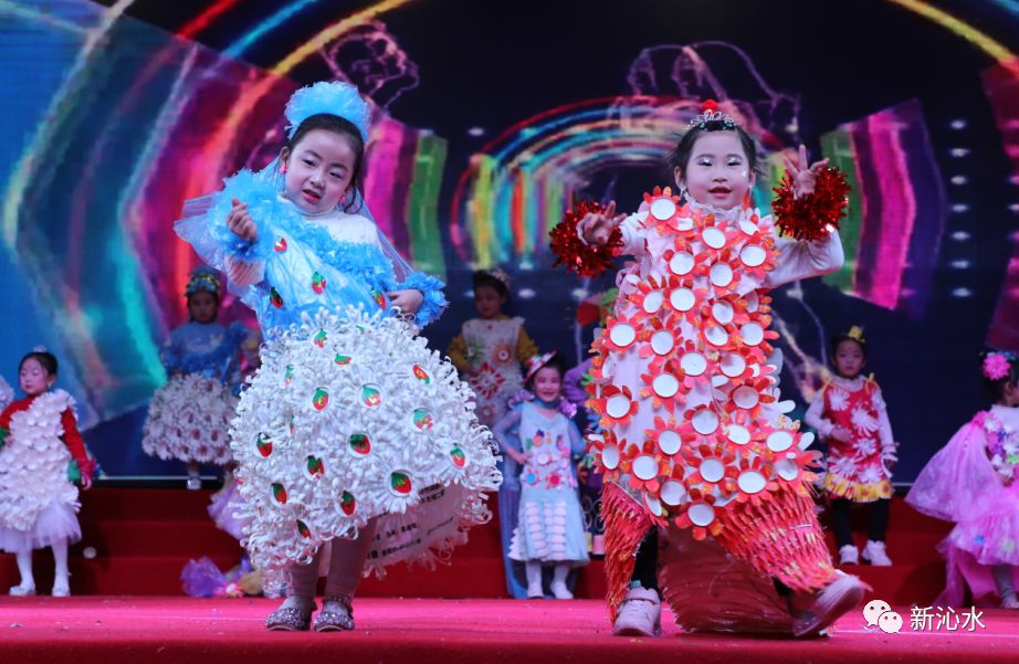 龙凤幼儿园大四班玩转纸杯时装秀表演67
