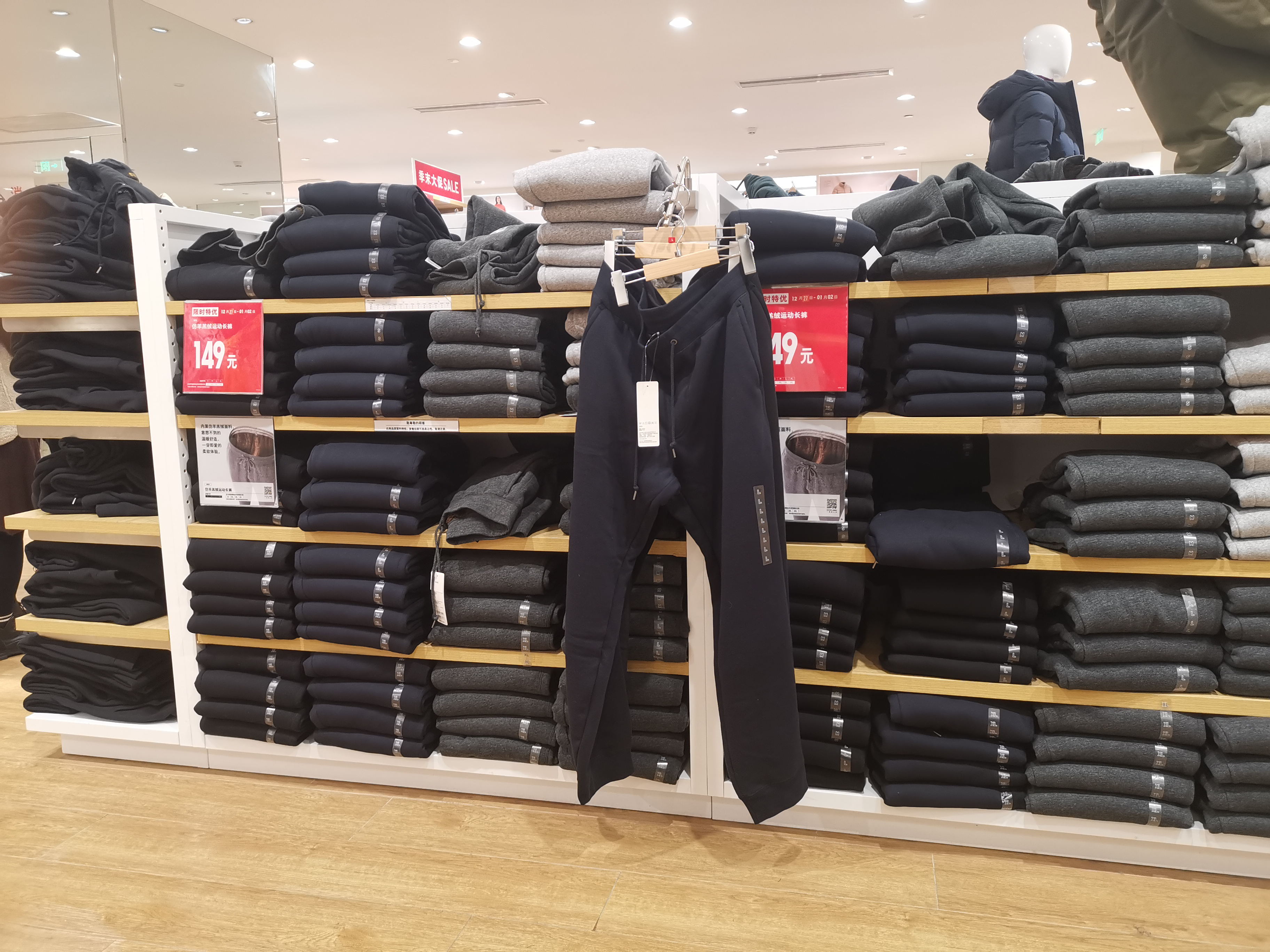 元旦我们走进优衣库,看看哪些衣服的啥性价比高?