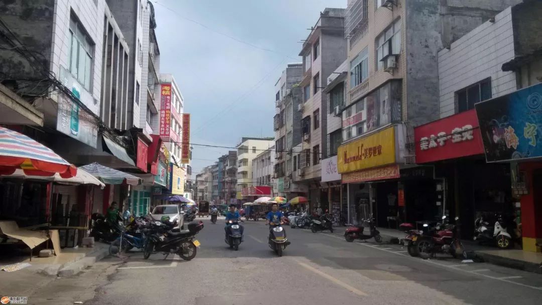 毕竟一年难得团聚一次置办年货礼品是浦北人不变的情怀,大街上人潮翻