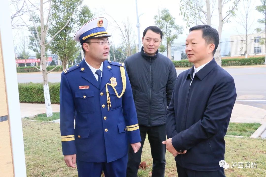 泸西县委副书记县长莫伟出席泸西县消防救援大队挂牌仪式