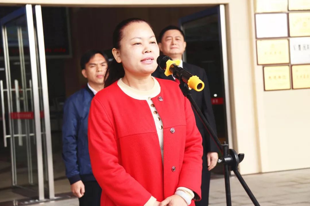 黄春柳宣布启用何忠致辞启用仪式现场灵山县妇幼保健院始建于1963年