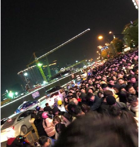 吓哭了昨晚上万人西湖边蹦迪跨年看了现场照片大家都在庆幸
