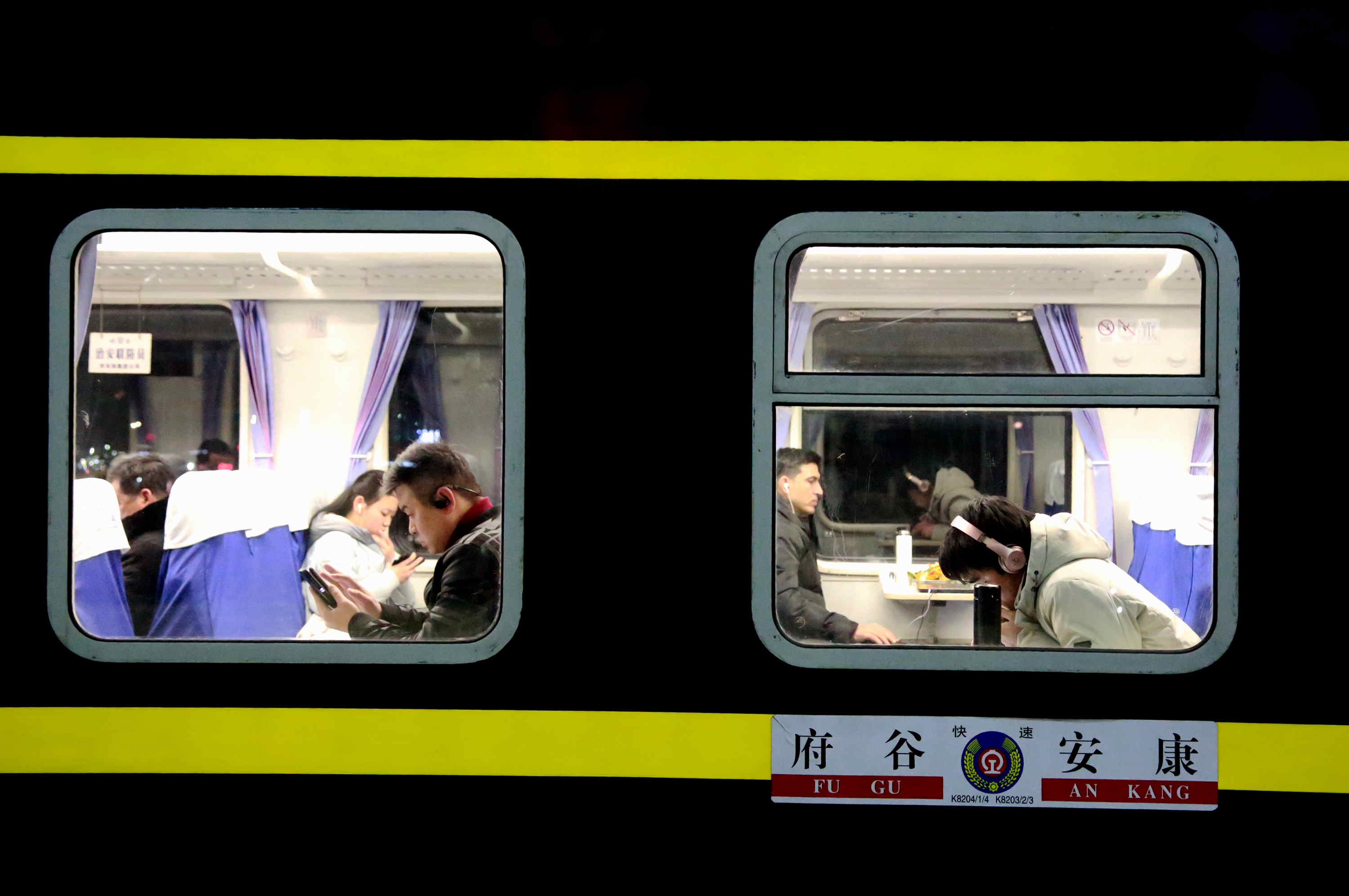 跨年夜里k8204次列车上的旅客.