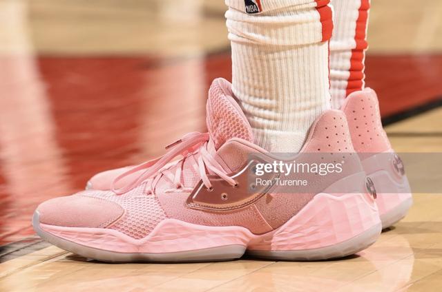 洛瑞潜藏少女系萌炸天际,嫩粉色哈登4代极度吸睛