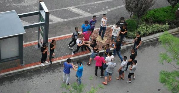 凯串!玉林街10多人持砍刀干架,还有人掏枪