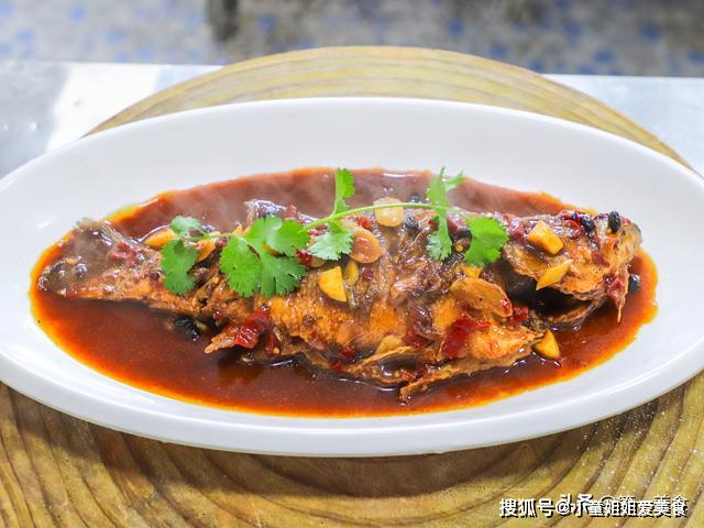 教你做红烧鲈鱼鱼肉不腥香嫩入味端上桌让人垂涎欲滴