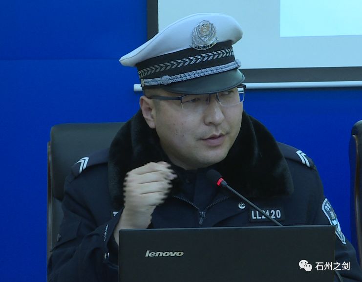 二大队城区三中队民警高国瑞在活动中,向广大驾驶人推荐了山西省公安