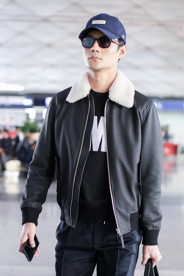王凯的机场穿搭精英范十足,是行走的衣架本人了