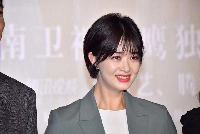 蒋欣短发造型亮相穿灰色西服非常显脸小