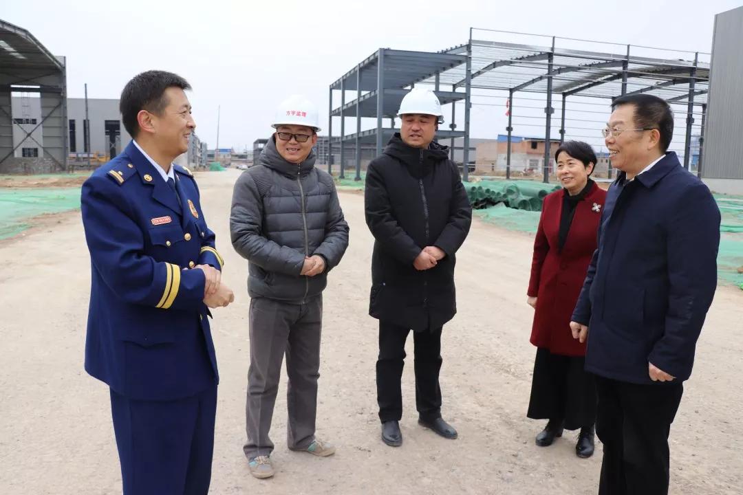 郭志英先后深入陕西富化化工有限公司车间及申泰节能门窗幕墙,领协