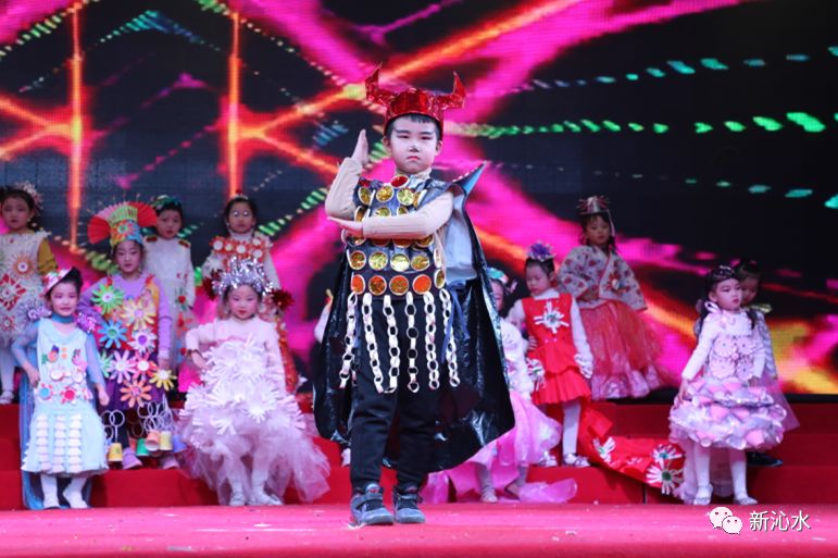 龙凤幼儿园大四班玩转纸杯时装秀表演67