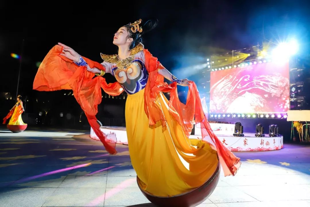 生,社区居民等 6 支队伍表演的 " 栖霞龙舞 ",独具创新的 " 栖霞飞天